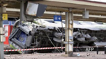 Εκτροχιασμός αμαξοστοιχίας με τουλάχιστον 7 νεκρούς και δεκάδες τραυματίες