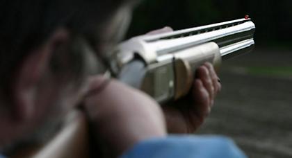 Όχι μόνο δεν τους πλήρωσε, αλλά και τους… πυροβόλησε!