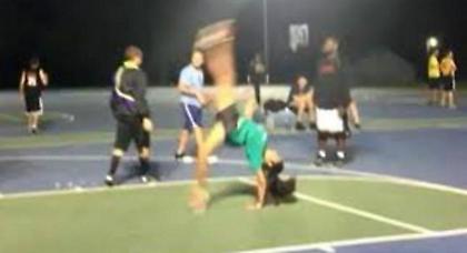 Απίθανο καλάθι από μία γυμνάστρια (video)