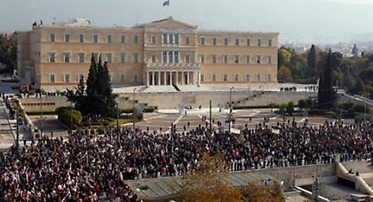 Σε απεργιακό «κλοιό» η χώρα