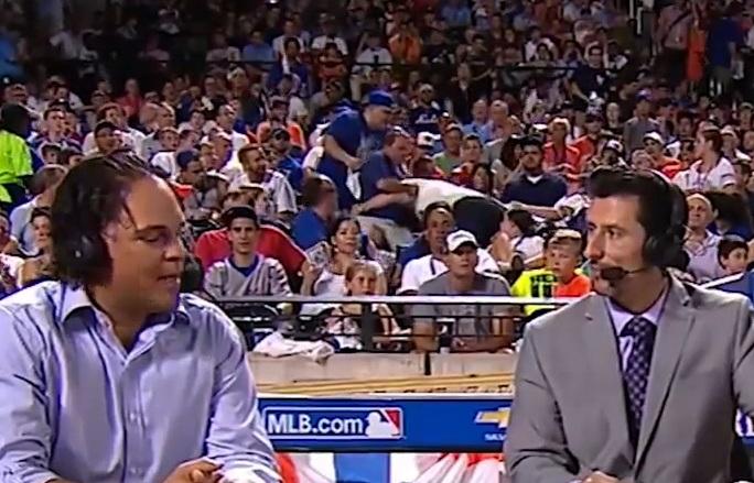 Καβγάς στο γήπεδο ακριβώς πίσω από την κάμερα