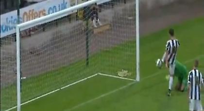 Κλώτσησε το κεφάλι του! (video)