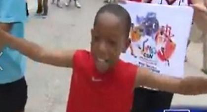 Ο πιτσιρικάς «Σούπερμαν» που τα «βάζει» με τον Σακίλ (vid)