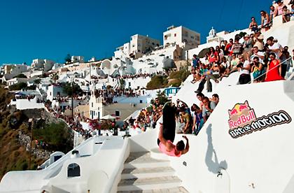 To Red Bull Art of Motion για τρίτη χρονιά στη Σαντορίνη