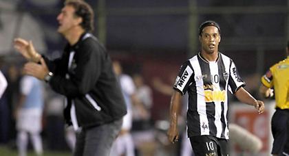 Πέταξαν πέτρες στον Ροναλντίνιο! (video)