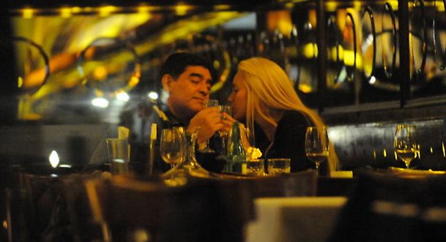 Ο Μαραντόνα και το κορίτσι του (pics)