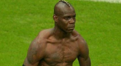 Ο Μπαλοτέλι και η σέξι σερβιτόρα στη Μύκονο