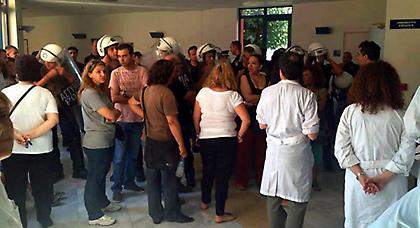 Με καφέδες και νερά «υποδέχτηκαν» τον Άδωνι στο Αττικό