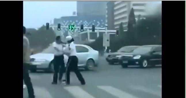 Girls fight στη μέση του δρόμου! (video)