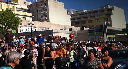 Μοίρασε τα τρόφιμα η Χρυσή Αυγή παρά την απαγόρευση