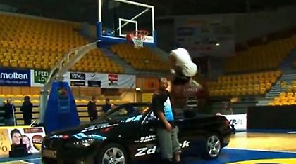 Απίστευτο κάρφωμα πάνω από ένα αυτοκίνητο