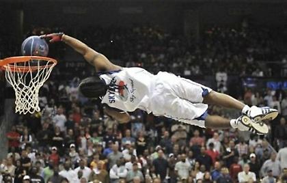 Πήγε να καρφώσει και έφαγε τα μούτρα της