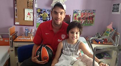 Κοντά στον μικρό Δημήτρη ο Μάντζαρης