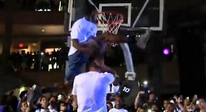 Πήδηξε πάνω απ’ τον Γκρίφιν και κάρφωσε