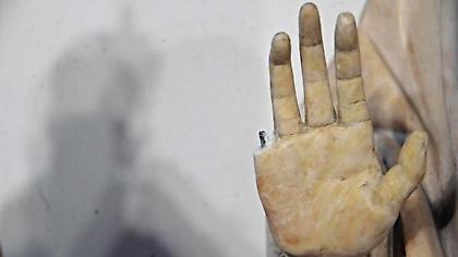 Τουρίστας έσπασε το δάχτυλο αγάλματος 600 ετών