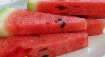 Κοροϊδεύαμε τους τουρίστες που έπαιρναν σαλάτα και μια φέτα καρπούζι. Τώρα;