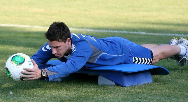 Ένας μέσα, τρεις έξω