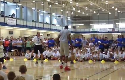 Ο Κέβιν Ντουράντ κάνει τάπες σε παιδάκια!