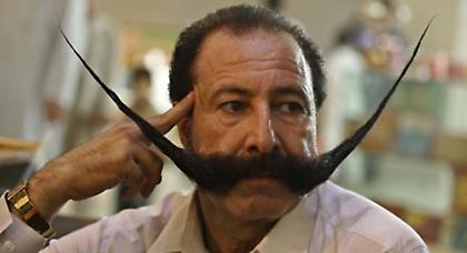 Δέχεται απειλές κατά της ζωής του… για το μουστάκι του