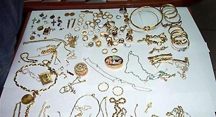 Άρπαξε κοσμήματα από υπάλληλο κούριερ