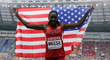 Μόνη της κι όλες τους!