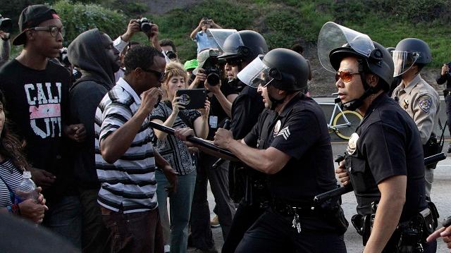 ΗΠΑ: «Αντισυνταγματικές» οι σωματικές έρευνες της αστυνομίας