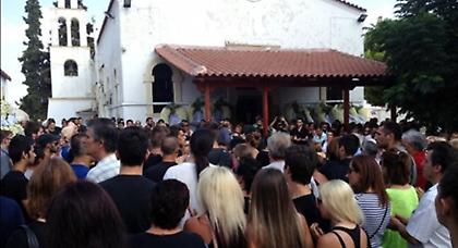 Οργή στην κηδεία του 19χρονου