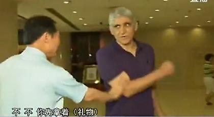 Αρνήθηκε τη χειραψία του επικριτή του ο Γιαννάκης (video)