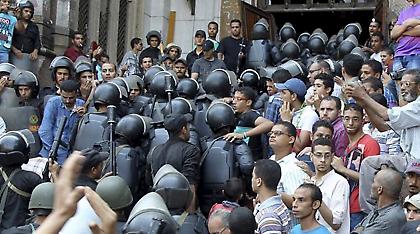 Εισβολή των ειδικών δυνάμεων στο τέμενος με τους υποστηρικτές του Μόρσι