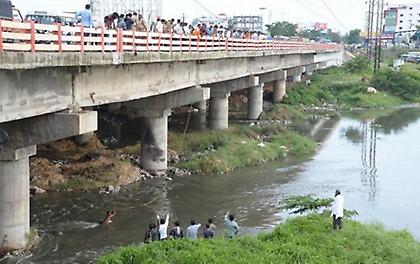 Κοριτσάκι γλίστρησε από τον ώμο του πατέρα του και πνίγηκε σε ποτάμι