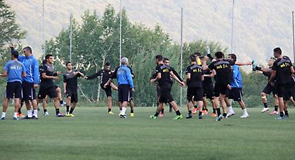 Υπό τους ήχους τραγουδιών η προπόνηση