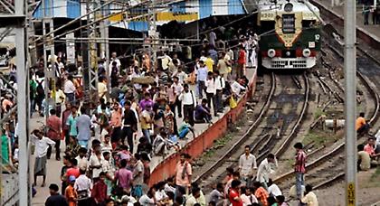 Τρένο «πάτησε» προσκυνητές  (video)