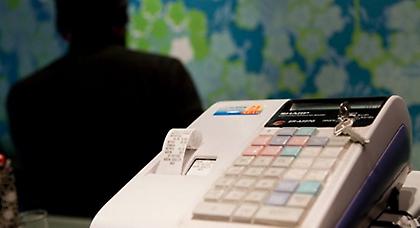 Ρίχνουν τις τιμές... «κουρεύοντας» τις μερίδες