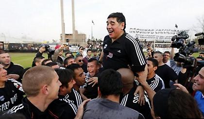 Στα χέρια ο Μαραντόνα που… εμπνέει (video)