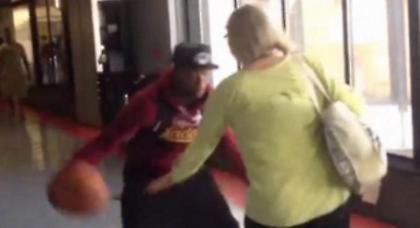 NBAer παίζει μπάσκετ σε αεροδρόμιο (video)