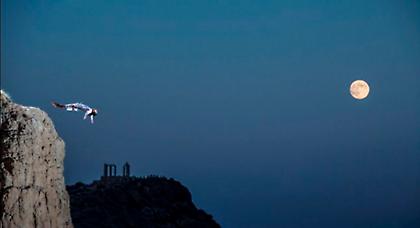 High diving στο αυγουστιάτικο φεγγάρι