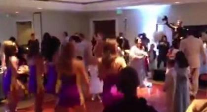 Οι σέξι τσιρλίντερ των Λέικερς χόρεψαν σε γάμο