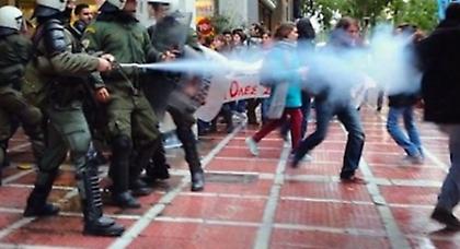 Τα ΜΑΤ κάνουν τη δουλειά τους. Η Αριστερά;