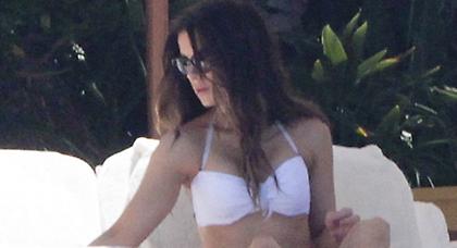 Με λευκό μπικίνι η Kate Beckinsale