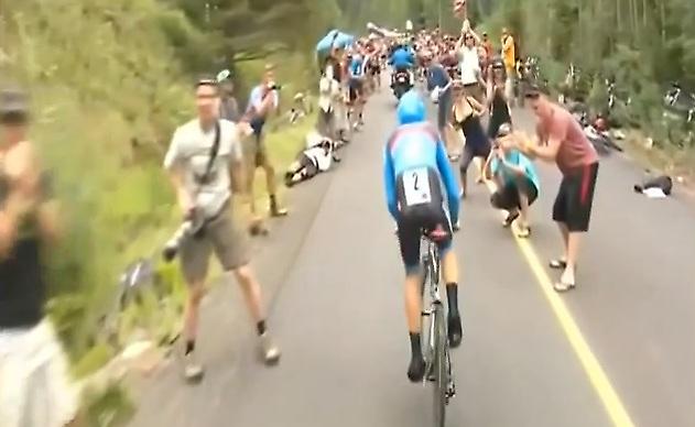 Κατέβασε την μπλούζα της μπροστά σε ποδηλάτη