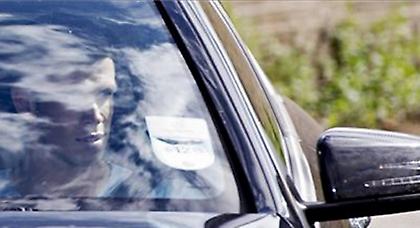 Ξεκούραση πριν την παρουσίαση για Μπέιλ (vid)