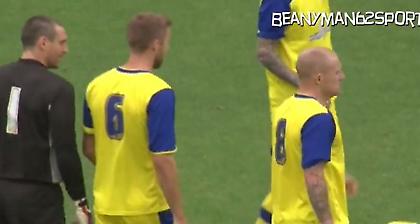 Με τις φανέλες των αντιπάλων (video)