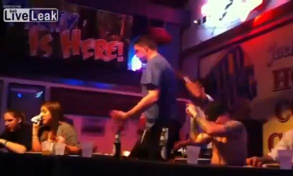 Διαγωνισμός φαγητού καταλήγει με γροθιές στο πρόσωπο