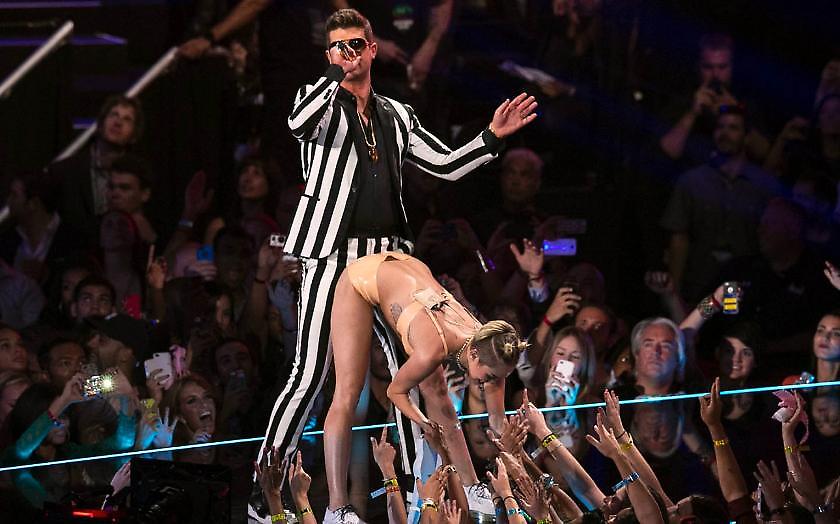 Ο προκλητικός χορός της Miley Cyrus συνδυάστηκε με το Breaking Bad