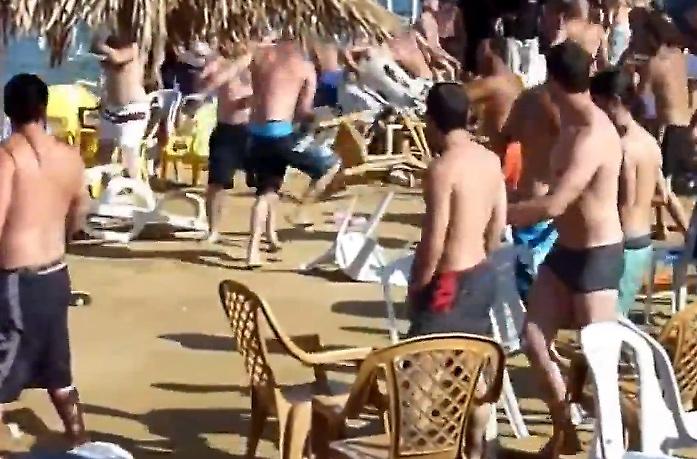 Απίστευτος καρεκλοπόλεμος στην παραλία