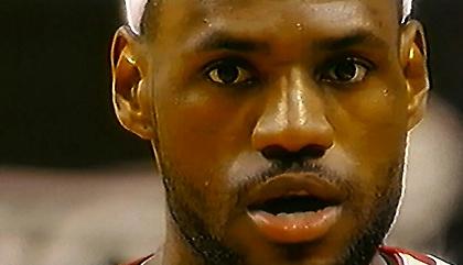 Παίκτες του NBA ανταλλάσσουν ματιές με νεαρή τραγουδίστρια