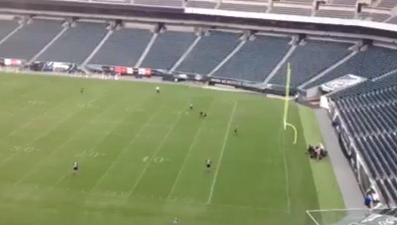 Προπονούνται για να πιάνουν τους θεατές που εισβάλλουν στα γήπεδα