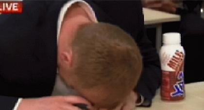 Πώς να μη σκύψει το κεφάλι; (video)