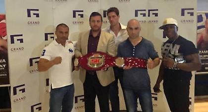 Τη ζώνη και τα μάτια του