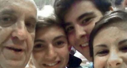 Ο πάπας στέλνει τους παπαράτσι... στην ανεργία !